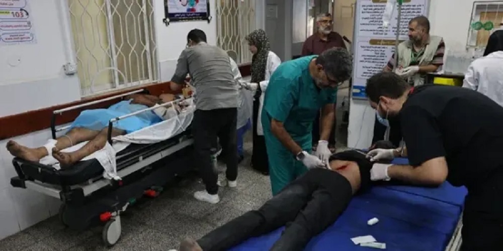 وصول عدد من الشهداء والجرحى الى المستشفى الكويتي في رفح